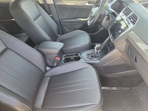 Used 2024 Volkswagen Tiguan SE FWD image 12