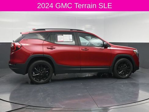 Used 2024 GMC Terrain SLE w/ Driver Convenience Package FWD image 4