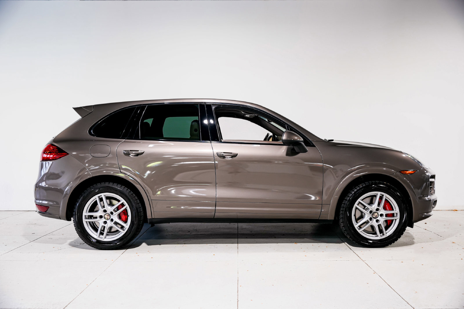 Used 2013 Porsche Cayenne Turbo AWD/4WD image 2