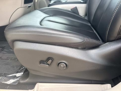 Used 2024 Chrysler Pacifica Touring-L FWD image 18
