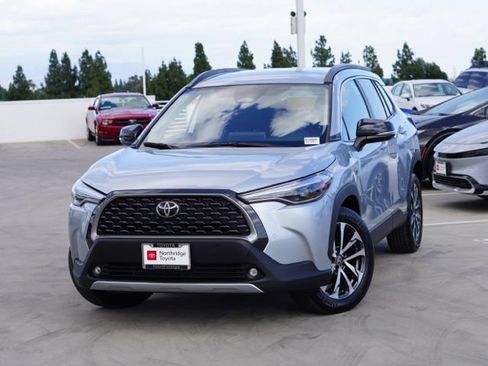 Used 2025 Toyota Corolla Cross XLE FWD image 5