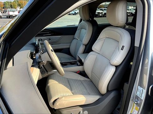 New 2025 Lincoln Nautilus Reserve image 9