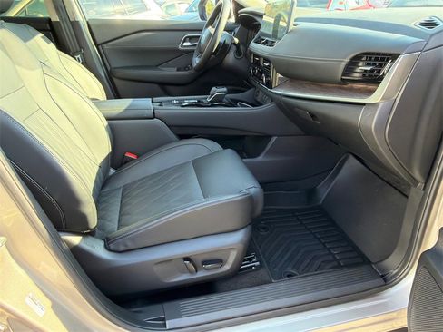 Used 2025 Nissan Rogue Platinum w/ Platinum Premium Package image 13