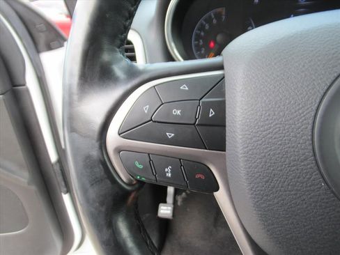 Used 2021 Jeep Grand Cherokee Laredo X image 19