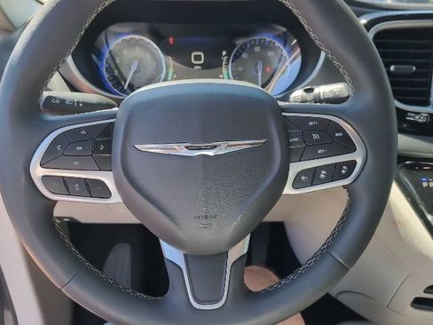 Used 2023 Chrysler Pacifica Touring-L image 11