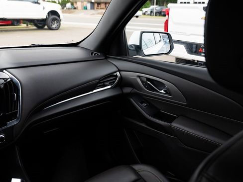 Used 2023 Chevrolet Traverse LT image 10