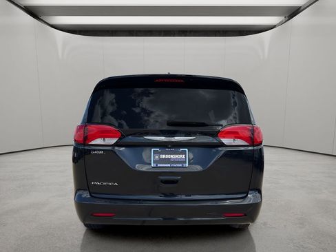 Used 2017 Chrysler Pacifica Touring w/ Tire & Wheel Group FWD image 4