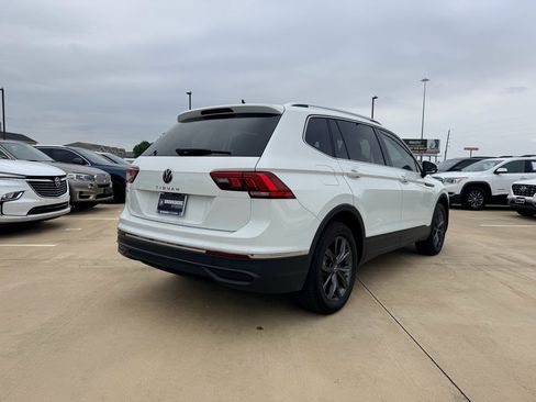 Used 2022 Volkswagen Tiguan SE w/ Panoramic Sunroof Package FWD image 5