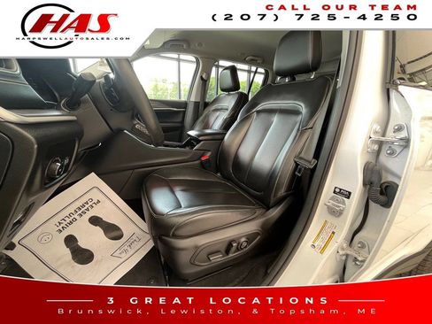 Used 2023 Jeep Grand Cherokee Limited w/ Black Appearance Package AWD/4WD image 10