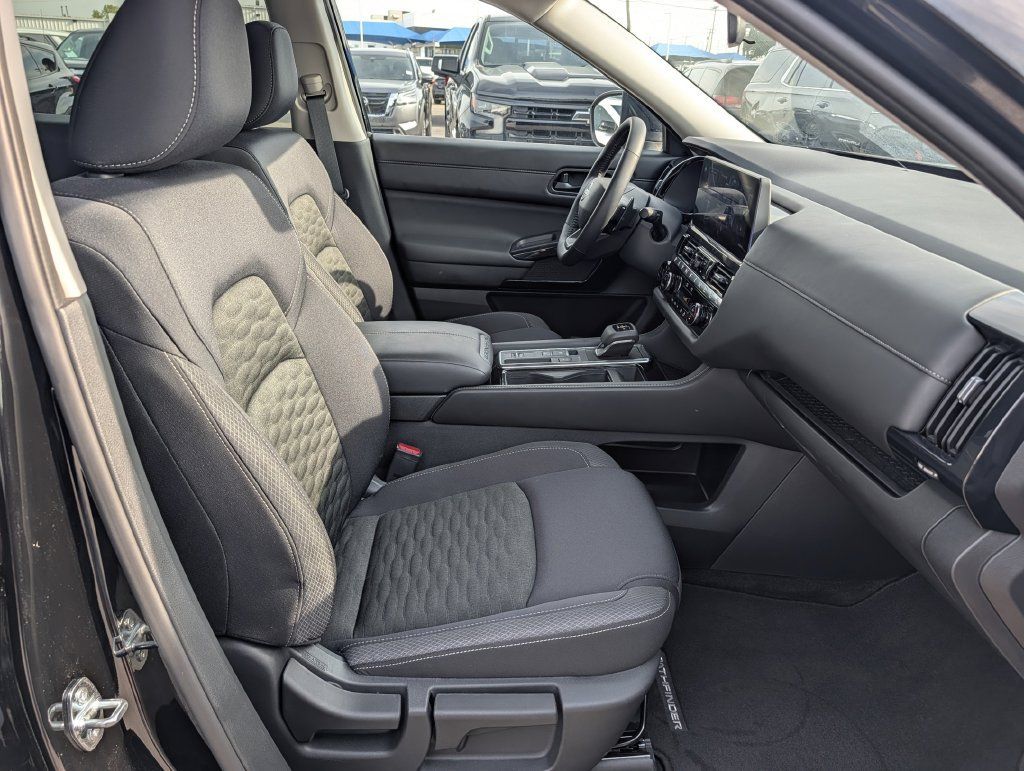 Used 2026 Nissan Pathfinder SV FWD image 31
