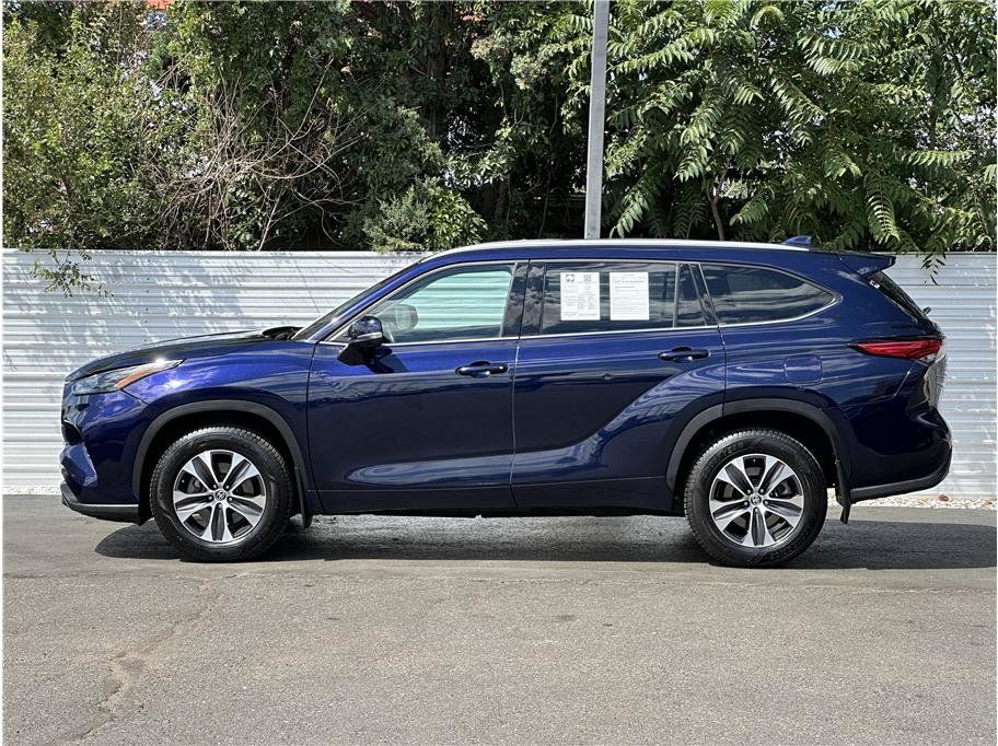 Used 2022 Toyota Highlander XLE AWD/4WD image 13