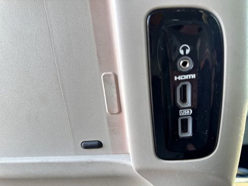 Used 2017 Chrysler Pacifica Platinum image 39