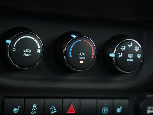 Used 2017 Jeep Wrangler Unlimited Sahara image 18