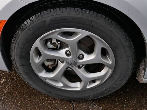 Used 2023 Chrysler Pacifica Limited image 15