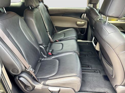 Used 2025 Kia Carnival FWD image 29