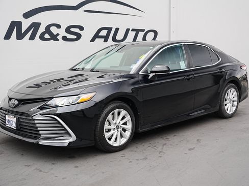 Used 2021 Toyota Camry LE image 7