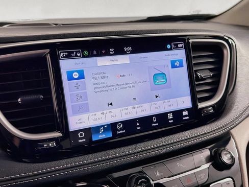 Used 2024 Chrysler Pacifica Limited FWD image 35
