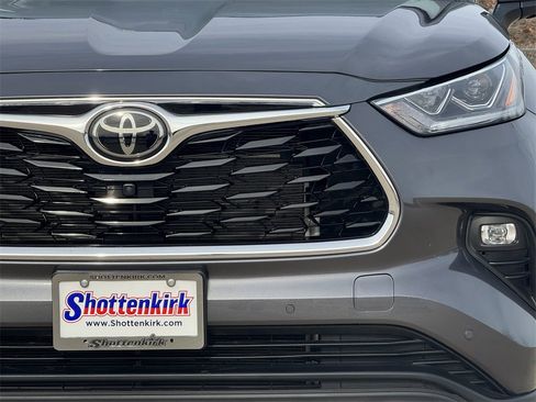 Used 2024 Toyota Highlander Limited image 8