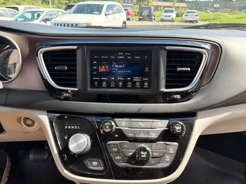 Used 2019 Chrysler Pacifica Touring-L FWD image 22