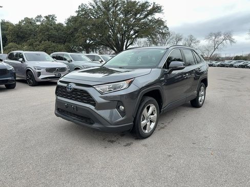 Used 2021 Toyota RAV4 XLE Premium image 2