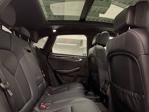 Certified 2025 Porsche Macan image 27