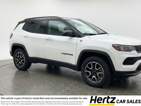 Used 2025 Jeep Compass Trailhawk AWD/4WD image 1