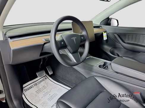 Used 2022 Tesla Model Y Long Range image 9