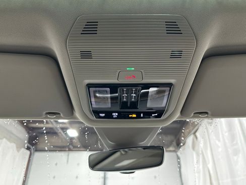 Used 2025 Volkswagen Atlas SE image 40