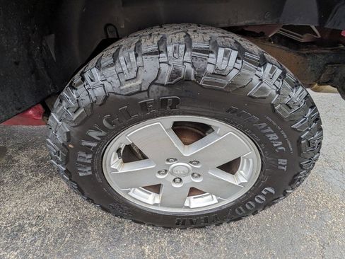 Used 2012 Jeep Wrangler Unlimited Sahara image 21