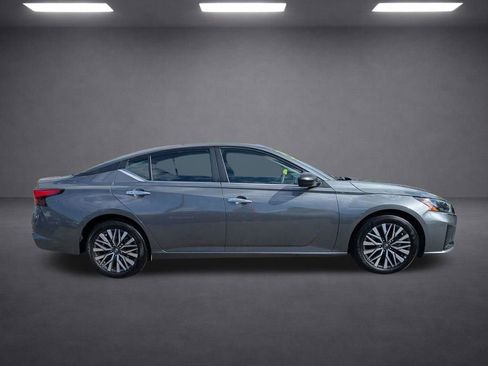 Used 2025 Nissan Altima 2.5 SV FWD image 2