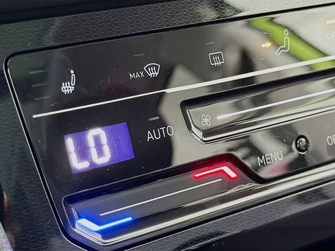New 2026 Volkswagen Taos SE FWD image 21