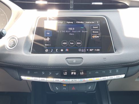 Used 2021 Cadillac XT4 Luxury w/ Cold Weather Package FWD image 18