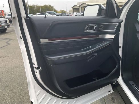 Used 2019 Ford Explorer Platinum image 24