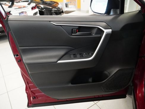 Used 2020 Toyota RAV4 LE image 5