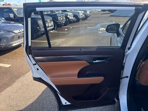 Used 2021 Toyota Highlander Platinum image 47