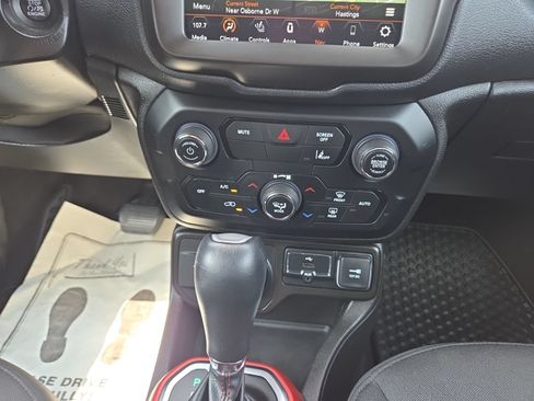 Used 2022 Jeep Renegade Trailhawk AWD/4WD image 29