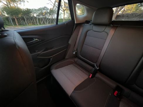 Used 2025 Chevrolet Trax LT image 37