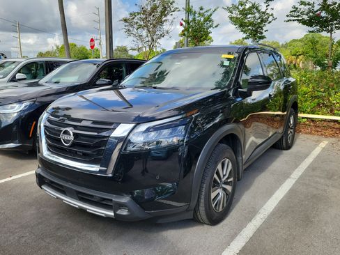 Used 2025 Nissan Pathfinder SL FWD image 2