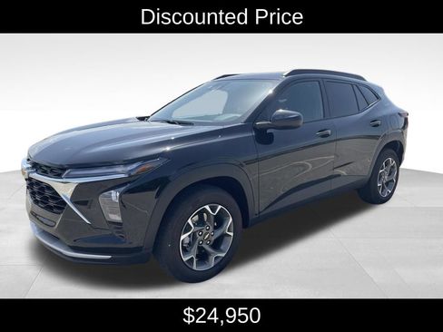 Used 2026 Chevrolet Trax LT w/ Driver Confidence Package FWD image 3