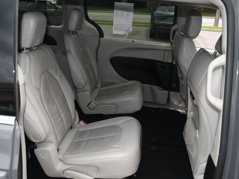 Used 2021 Chrysler Pacifica Touring-L FWD image 18