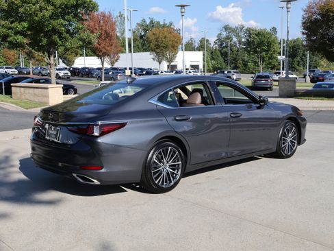 Used 2025 Lexus ES 350 w/ Premium Package image 9