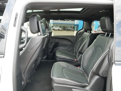 Used 2024 Chrysler Pacifica Premium FWD image 35