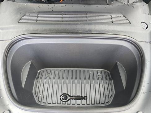 Used 2022 Tesla Model Y Long Range image 31