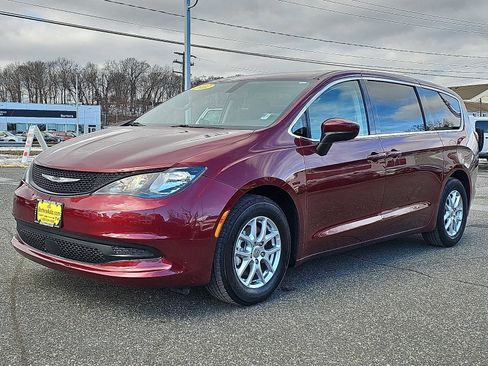 Used 2022 Chrysler Voyager LX image 3