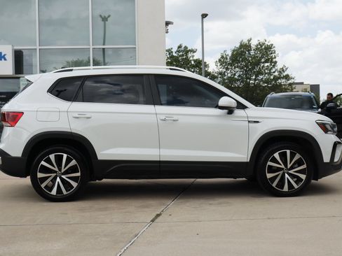 Certified 2022 Volkswagen Taos SE FWD image 4