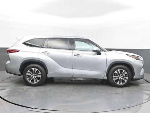 Used 2022 Toyota Highlander XLE FWD image 10