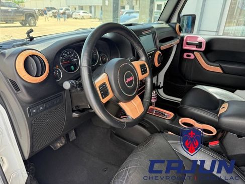 Used 2015 Jeep Wrangler Unlimited Rubicon w/ Connectivity Group AWD/4WD image 6
