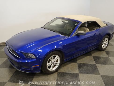 Used 2014 Ford Mustang Convertible RWD image 39