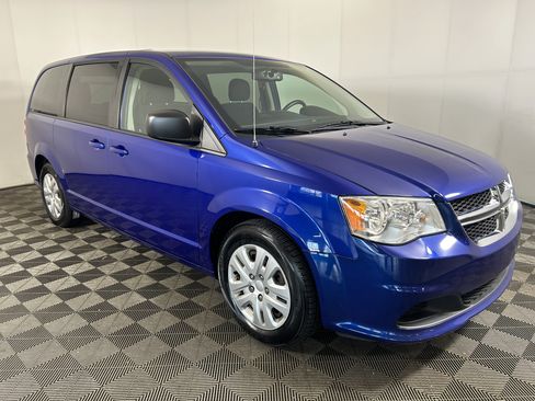 Used 2018 Dodge Grand Caravan SE w/ UConnect Hands-Free Group FWD image 4
