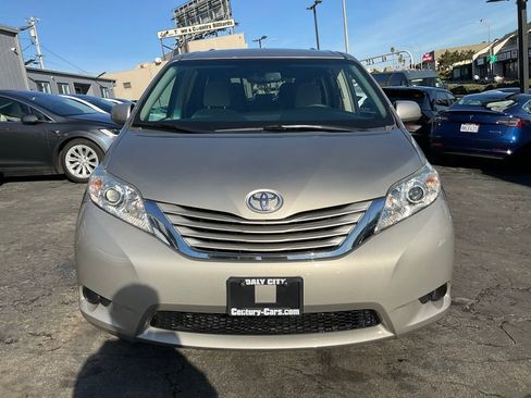 Used 2015 Toyota Sienna LE image 88
